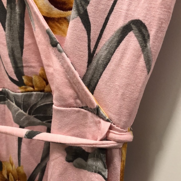 Light pink floral wrap dress - Picture 5 of 7